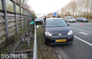 Voertuig en vangrail zwaar beschadigd na ongeval A13 Delft