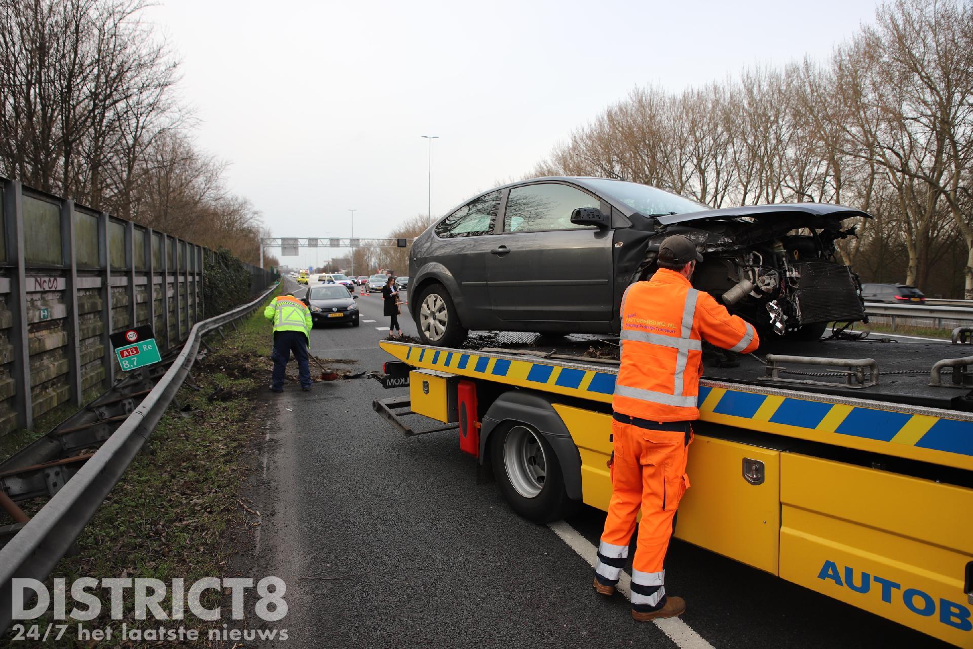 Voertuig en vangrail zwaar beschadigd na ongeval A13 Delft