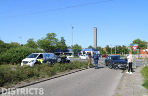 Veel schade na ongeval tussen twee voertuigen Edelhertlaan Delft