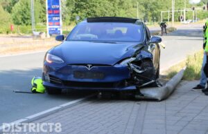 Tesla veroorzaakt veel schade na eenzijdig ongeval Prinses Beatrixlaan Delft