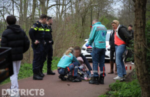 Meisje vast met voet tussen fietsspaken Daal en Bergselaan Den Haag