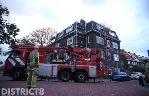 Geparkeerde auto beschadigd door vallende bouwsteiger Haverschmidtstraat Den Haag