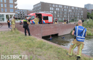 Brandweer doorzoekt slootje na aantreffen van kinderfiets Mercuriuspad Delft