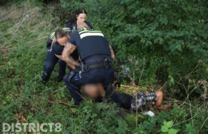 Alcomobilist veroorzaakt aanrijding; gaat vervolgens zwemmen en slaat agent in gezicht Vreeswijkstraat Den Haag