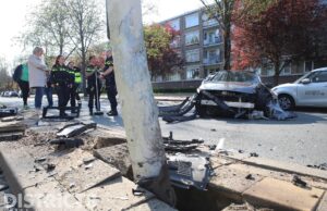 Automobilist ramt lichtmast en raakt gewond Erasmusweg Den Haag