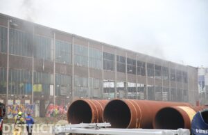 Slooppand vol met rook, brandweer schaalt op naar grote brand, politie doet onderzoek naar oorzaak Schieweg Delft