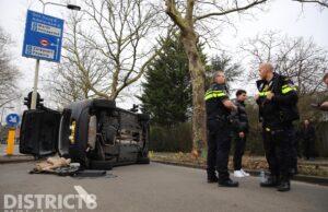 Auto op z’n kant na eenzijdig ongeval Schoemakerstraat Delft