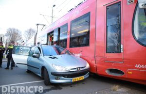 Auto komt in botsing met tram Laan van Meerdervoort Den Haag