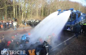 700 aanhoudingen nadat politie demonstratie van Extinction Rebellion beëindigt op de A12 Den Haag