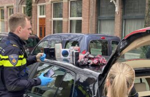 Beveiliger stopt twee verdachten van winkeldiefstal Douglas Frederik Hendrikplein Den Haag