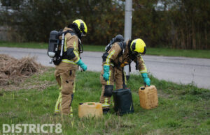 Brandweer doet onderzoek na aantreffen jerrycans Gantel Den Hoorn