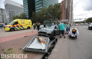 Automobilist botst op reclamebord en raakt gewond Schenkkade Den Haag