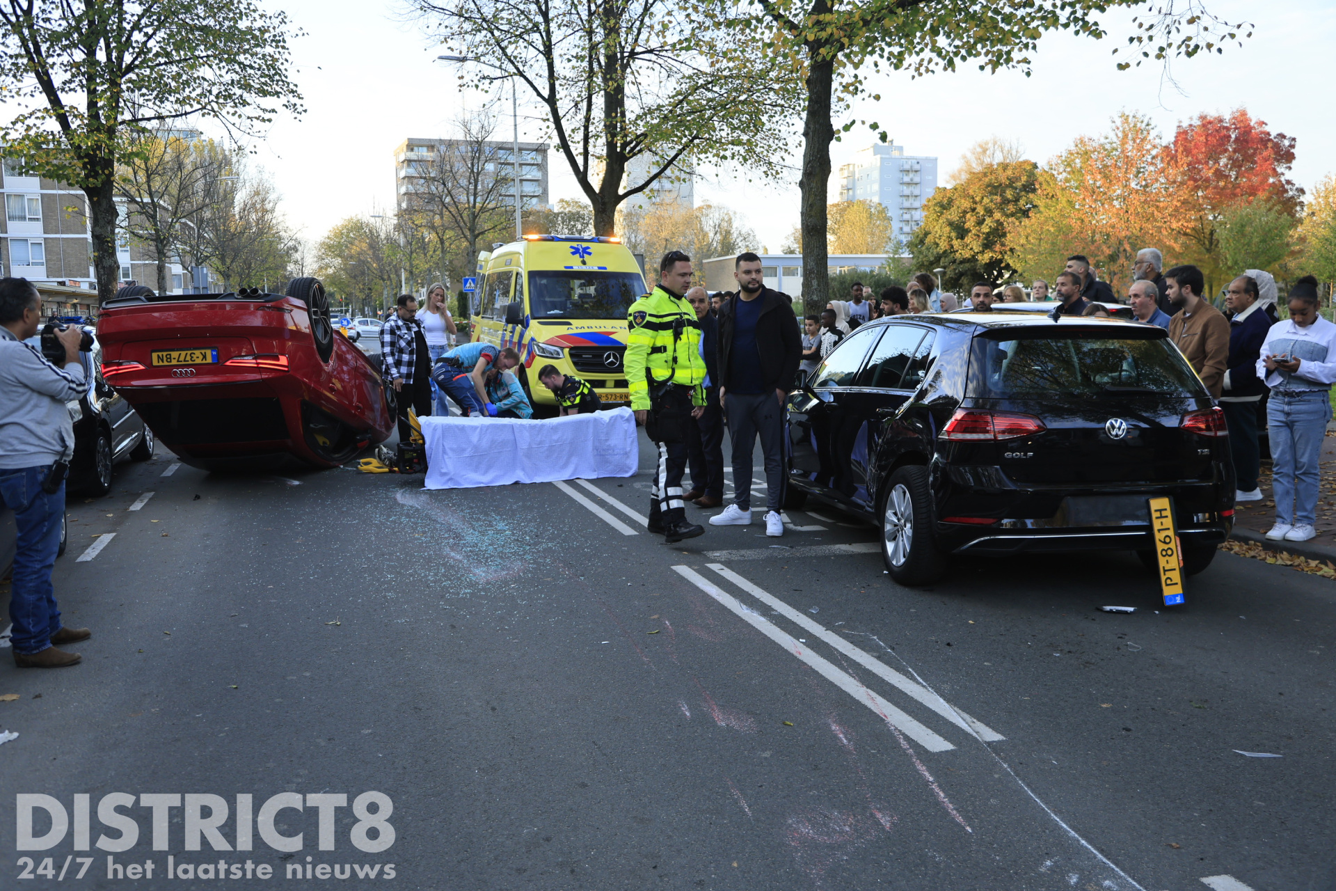 Auto over de kop na ongeval Bouwlustlaan Den Haag