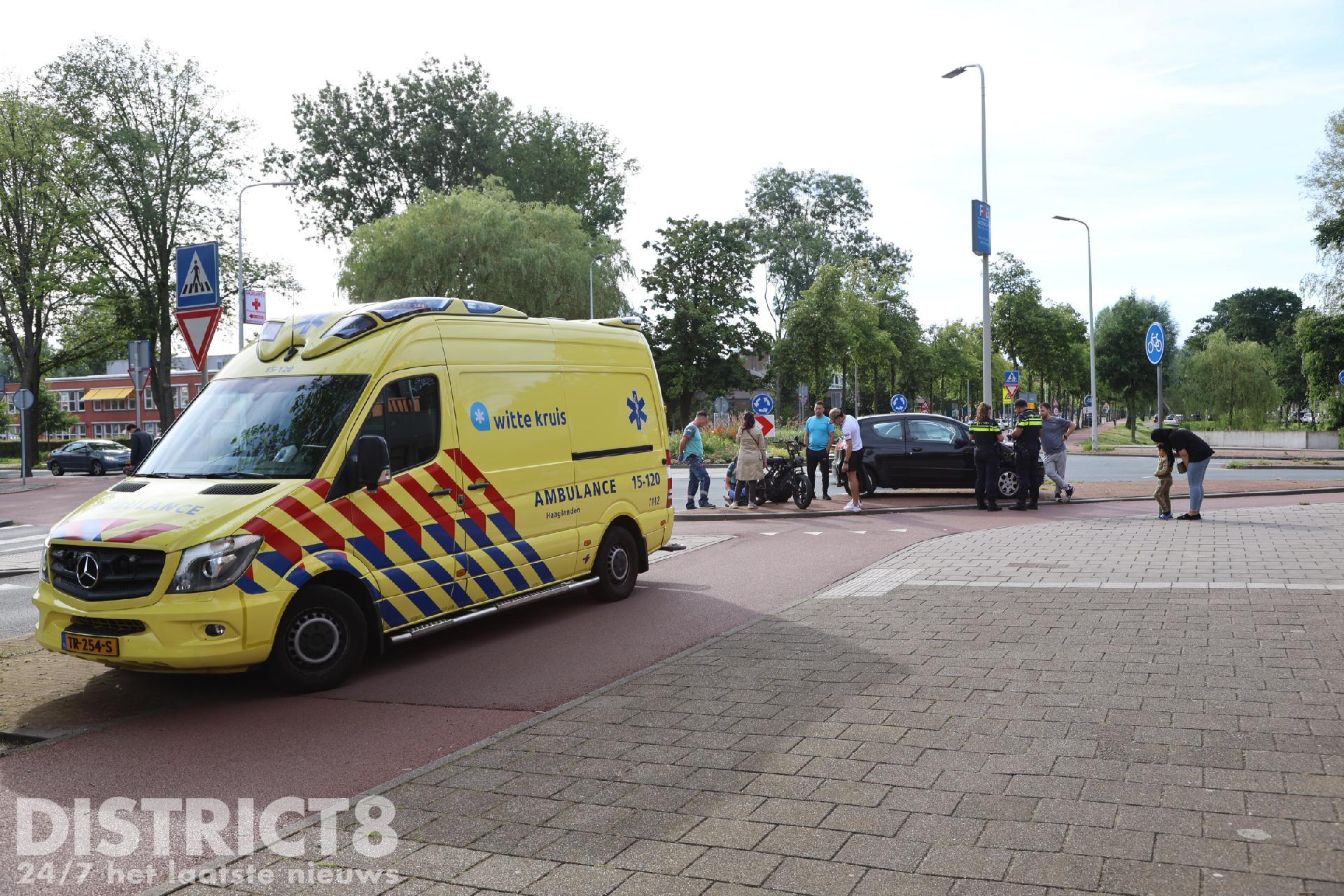 Een jongeman op een fatbike raakte gewond na een aanrijding met een auto op de Beresteinlaan in Den Haag