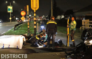 Twee gewonden na ongeval met auto en twee scooters Burgemeester Elsenweg Naaldwijk