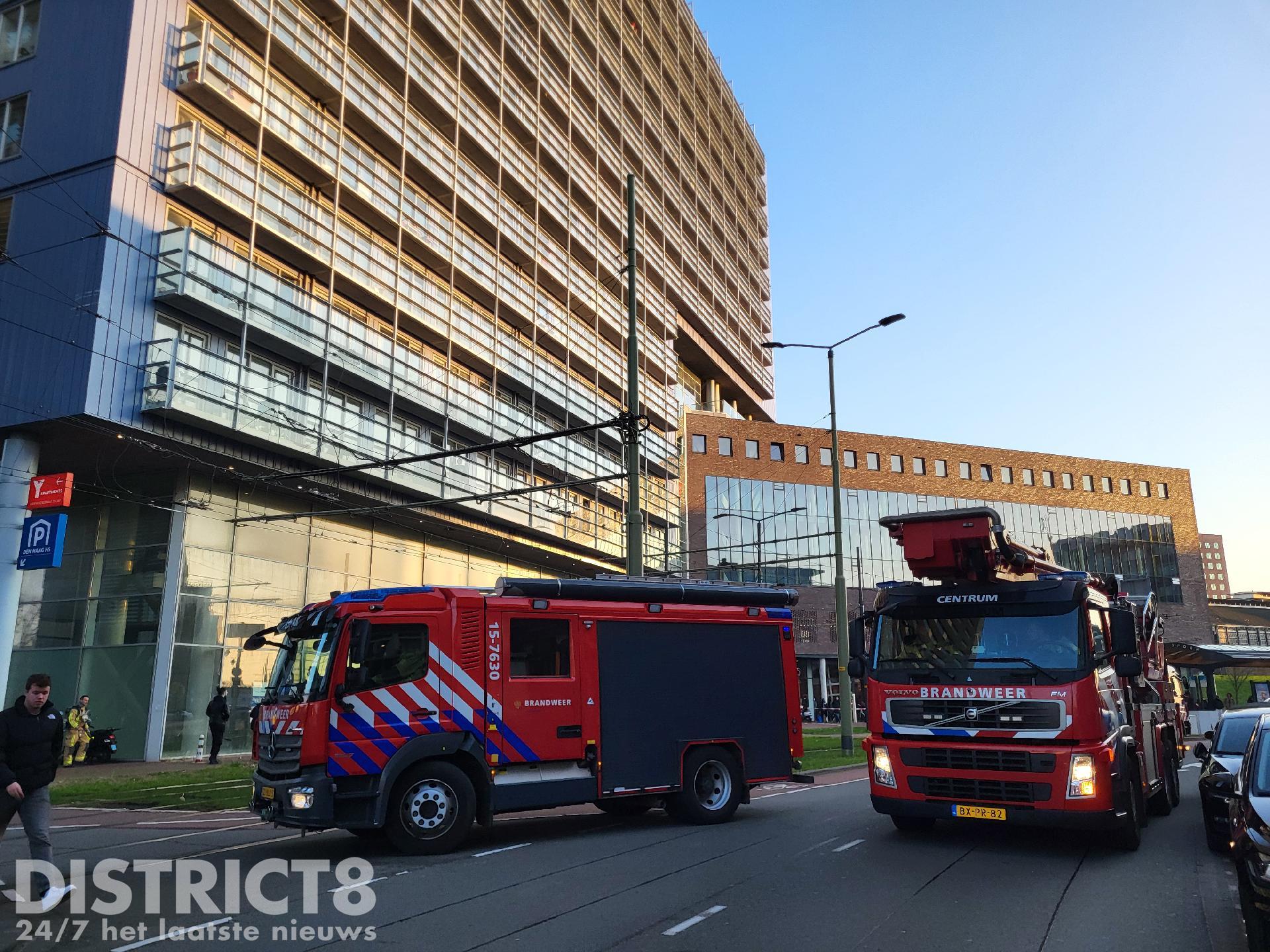 Bank in brand op de 14e verdieping van studentenflat aan het Stationsplein in Den Haag