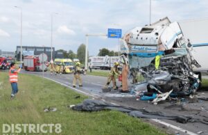 Gigantische ravage na aanrijding met drie vrachtwagens Hoeksebaan Maasdijk