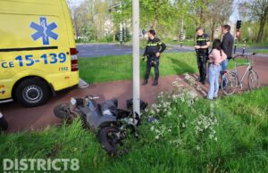 Scooterrijder komt ten val en botst tegen lichtmast Lozerlaan Den Haag