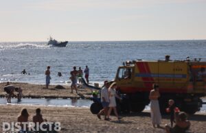 Reddingsboten en drone ingezet vanwege mogelijke zwemmer in de problemen Strand Noord Scheveningen