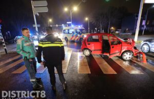Flinke drukte door ongeval tussen twee autos Loosduinse Hoofdstraat Den Haag