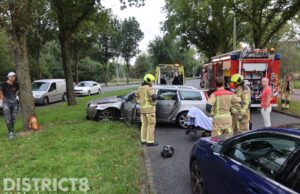 Eenzijdig auto-ongeluk; auto knalt tegen boom President Kennedylaan Den Haag