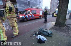 Vrouw valt van kade op boot; omstander schiet te hulp Noordwal Den Haag