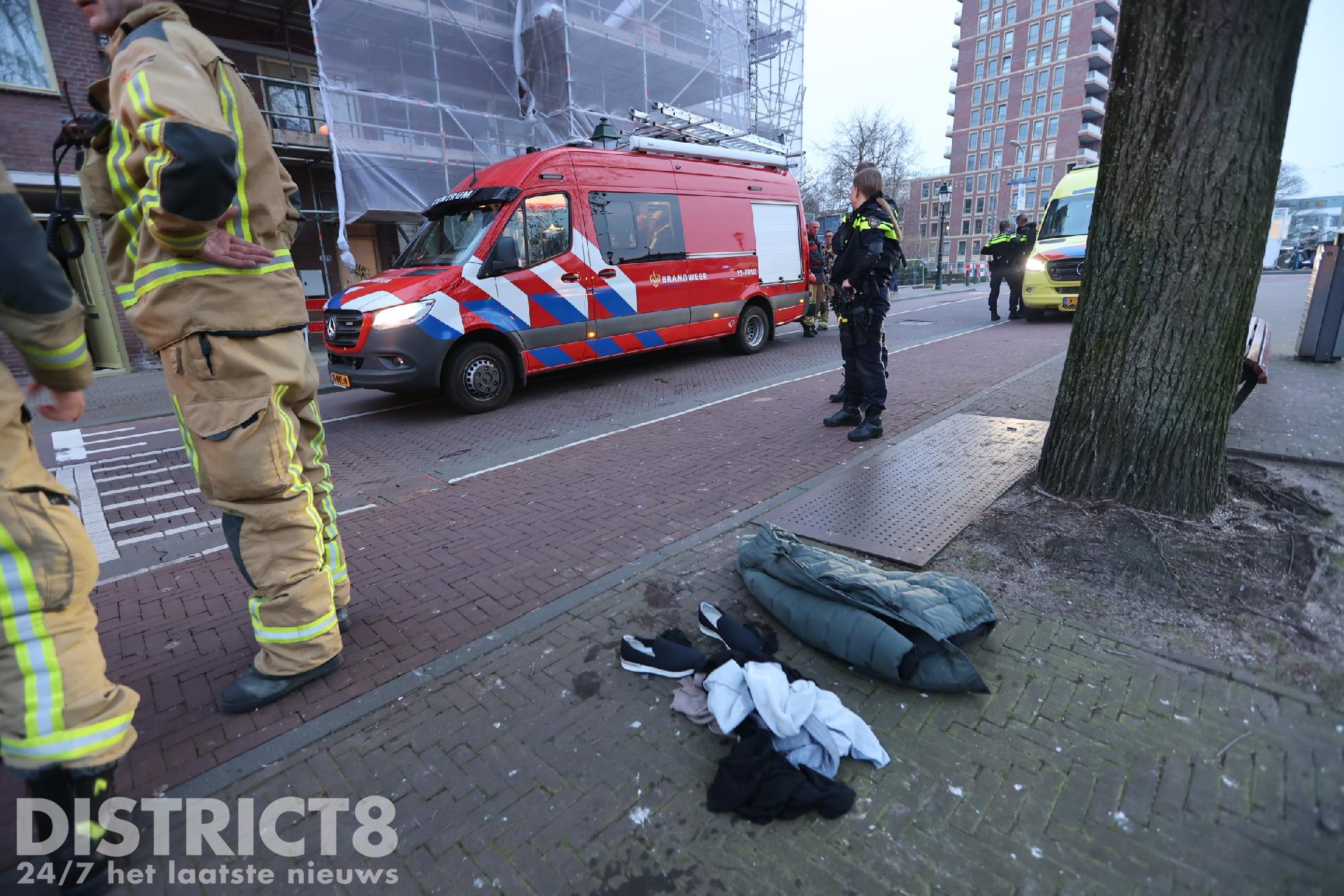 Vrouw valt van kade naar boot;  Een voorbijganger komt Noordwal Den Haag helpen