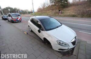 Personenauto verliest wiel en inzittende(n) te vlucht na aanrijding Nieboerweg Den Haag
