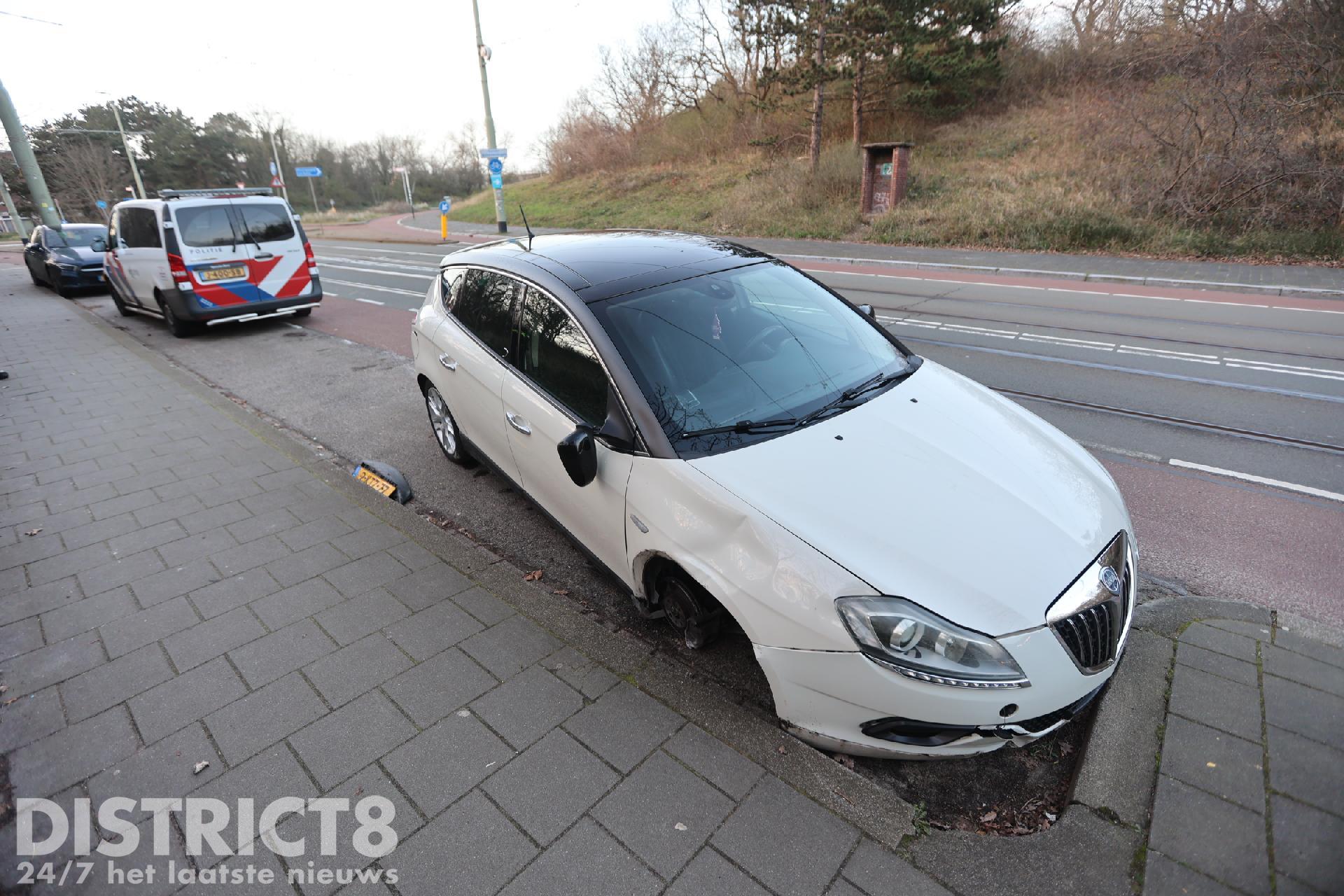 Een auto verliest een wiel en de inzittenden vluchten na een aanrijding op de Nieboerweg Den Haag