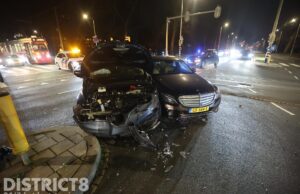 Bestuurder negeert roodlicht; flinke botsing als gevolg Segbroeklaan Den Haag