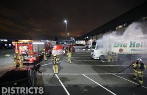 Rookontwikkeling bij vrachtwagenbrand Middenroute Honselersdijk