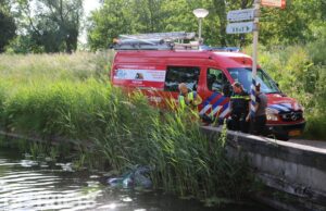 Onbeheerde scooter aangetroffen in het water aan t Verlaat Delft