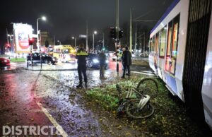 Fietser komt in botsing met tram Lozerlaan Den Haag