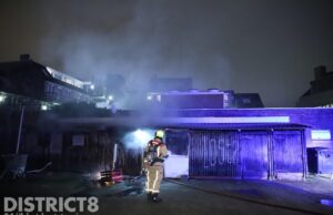 Brandweer rukt groots uit brand achter supermarkt Leeuwenberg Den Hoorn