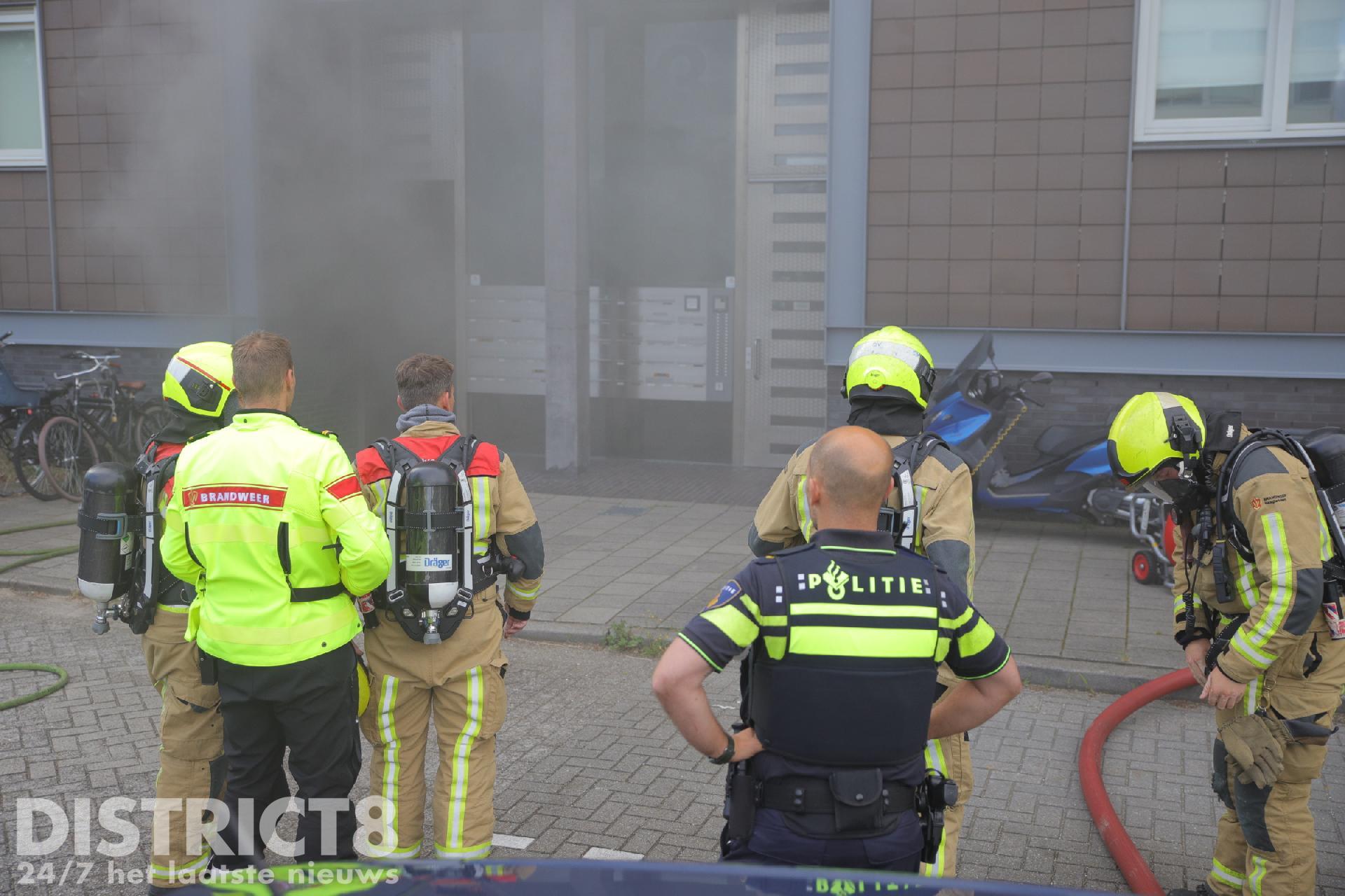 Bij brand in appartementencomplex Dedemsvaartweg in Den Haag ontstaat dichte rook