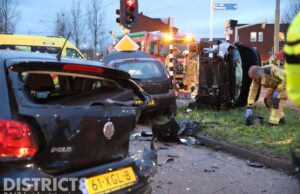 Meerdere gewonden na ongeval tussen drie autos Laan van Leidschenveen Den Haag