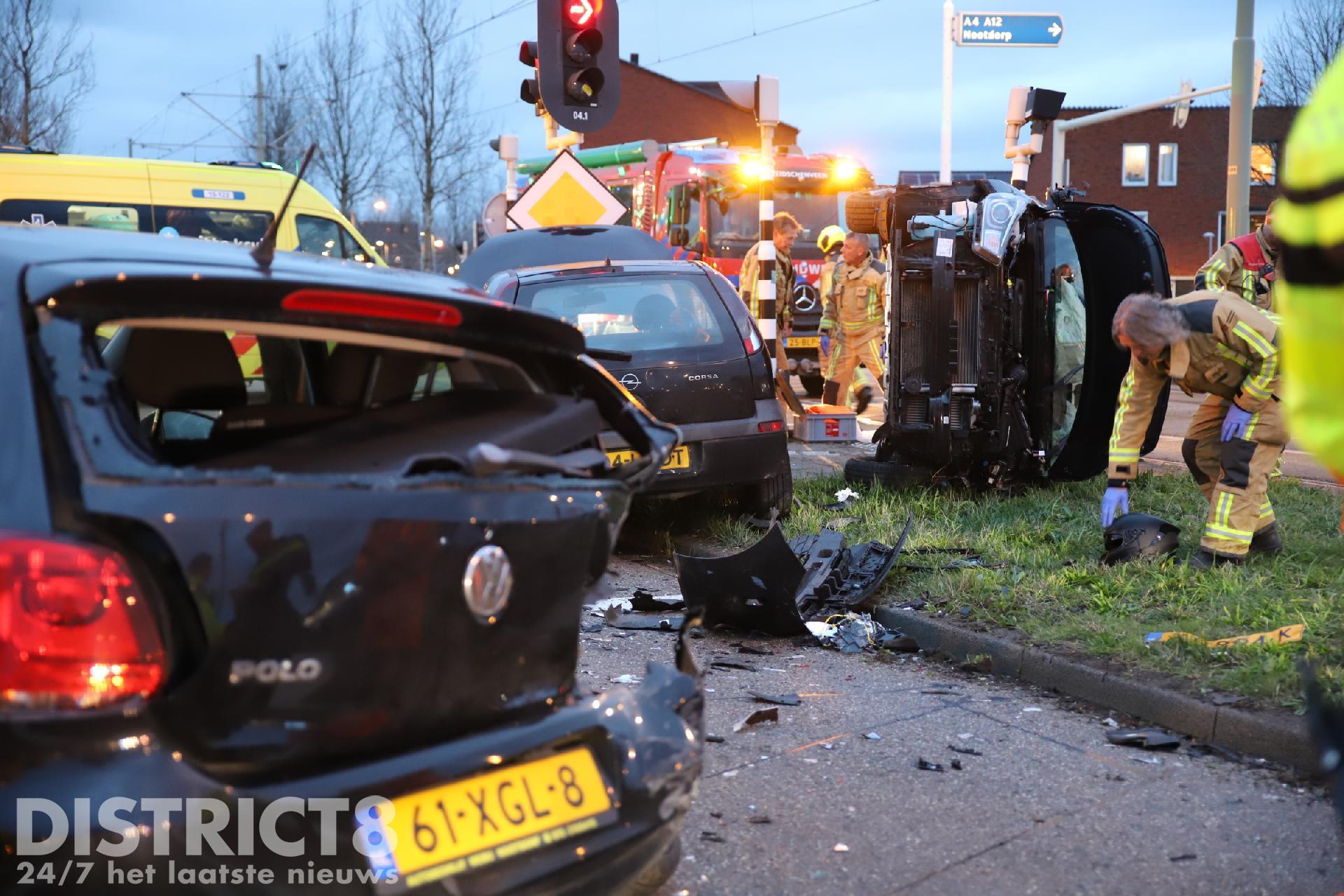 Meerdere gewonden na drie auto-ongeluk Laan van Leidschenveen Den Haag