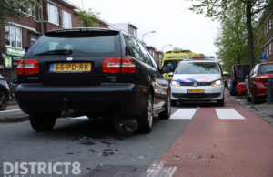 Scooterrijder knalt achterop auto Driebergenstraat Den Haag