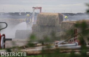 Brandweer druk bezig met broeiende hooibalen in schuur Gaagweg Schipluiden
