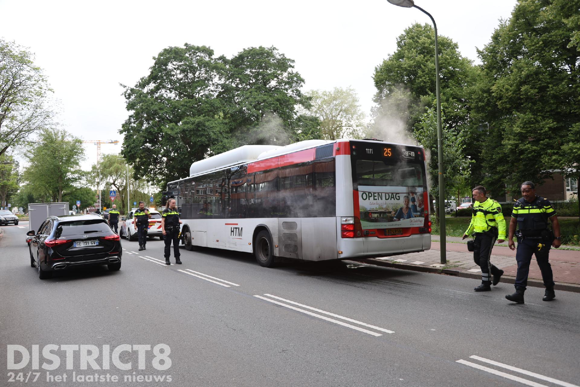 Brandweerlieden reageren op meldingen van brand in bus Hengelolaan in Den Haag