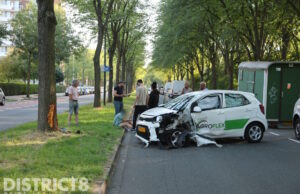Auto knalt tegen boom; bestuurster onder invloed en gewond Melis Stokelaan Den Haag