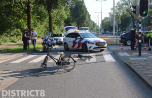 Scooterrijder schept overstekende kinderen en vlucht Erasmusweg Den Haag