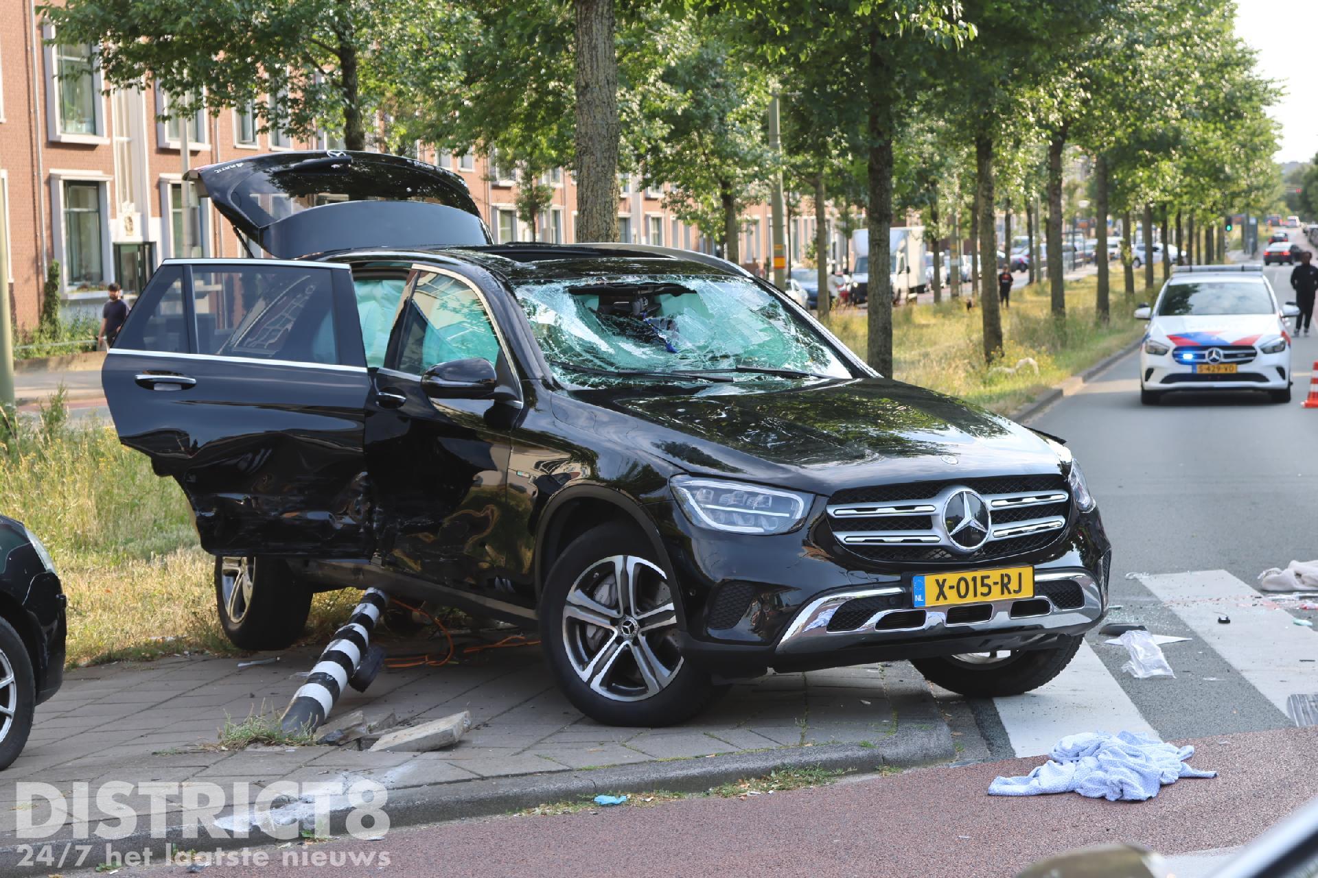 Auto vernield en meerdere gewonden na een ernstige aanrijding op de Troelstrakade Den Haag