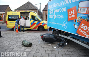 Scooter vast onder bestelbus na aanrijding Pastoor Vinkesteynstraat Kwintsheul