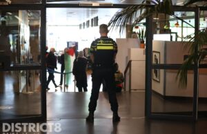 Politie ontruimd TU Aula na bezetting Mekelweg Delft