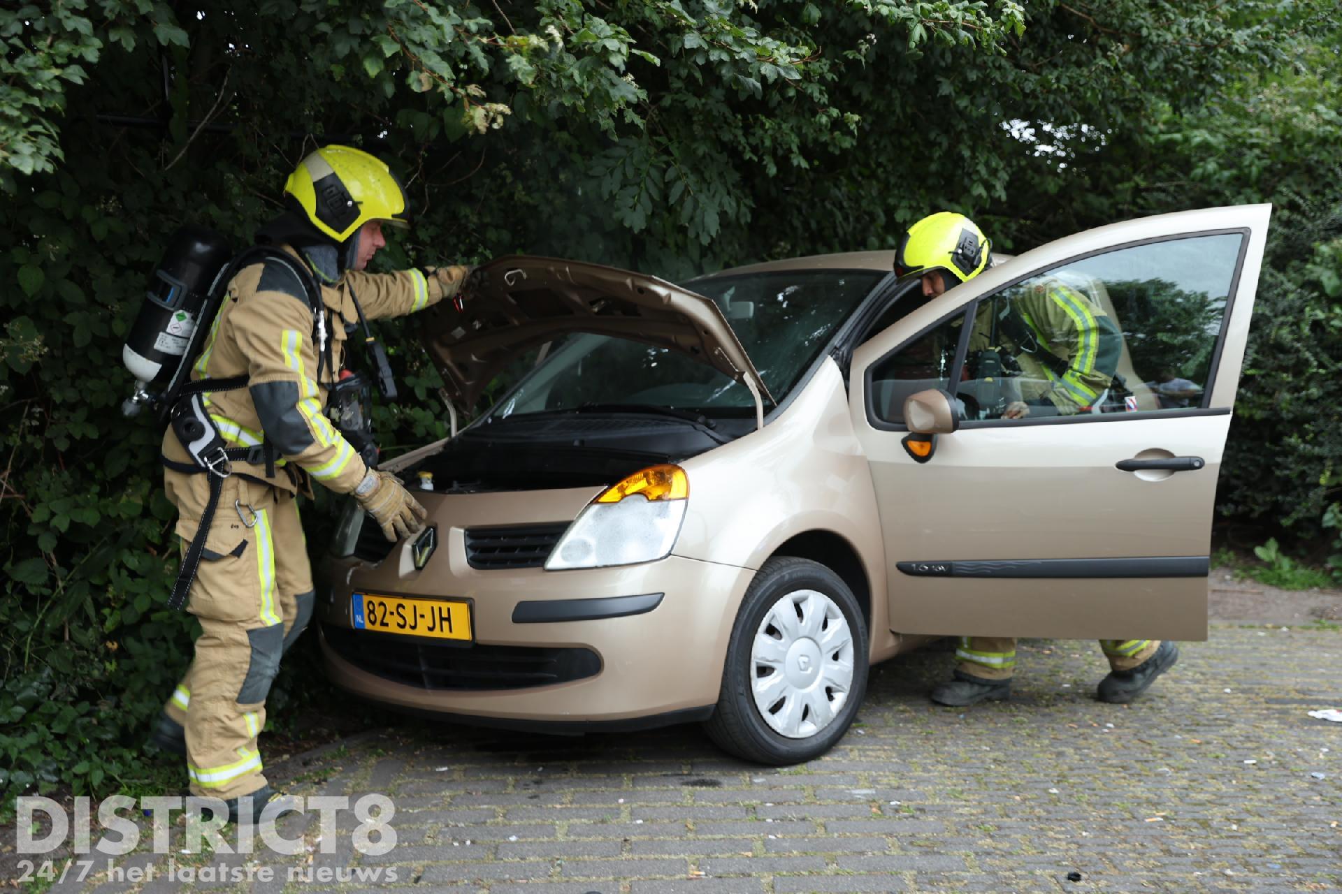 Automobilist laat oververhitte auto achter de heer P. Droogleever Fortuynweg Den Haag