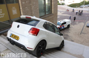 Automobilist komt op trap terecht na vergissing Deltaplein Den Haag