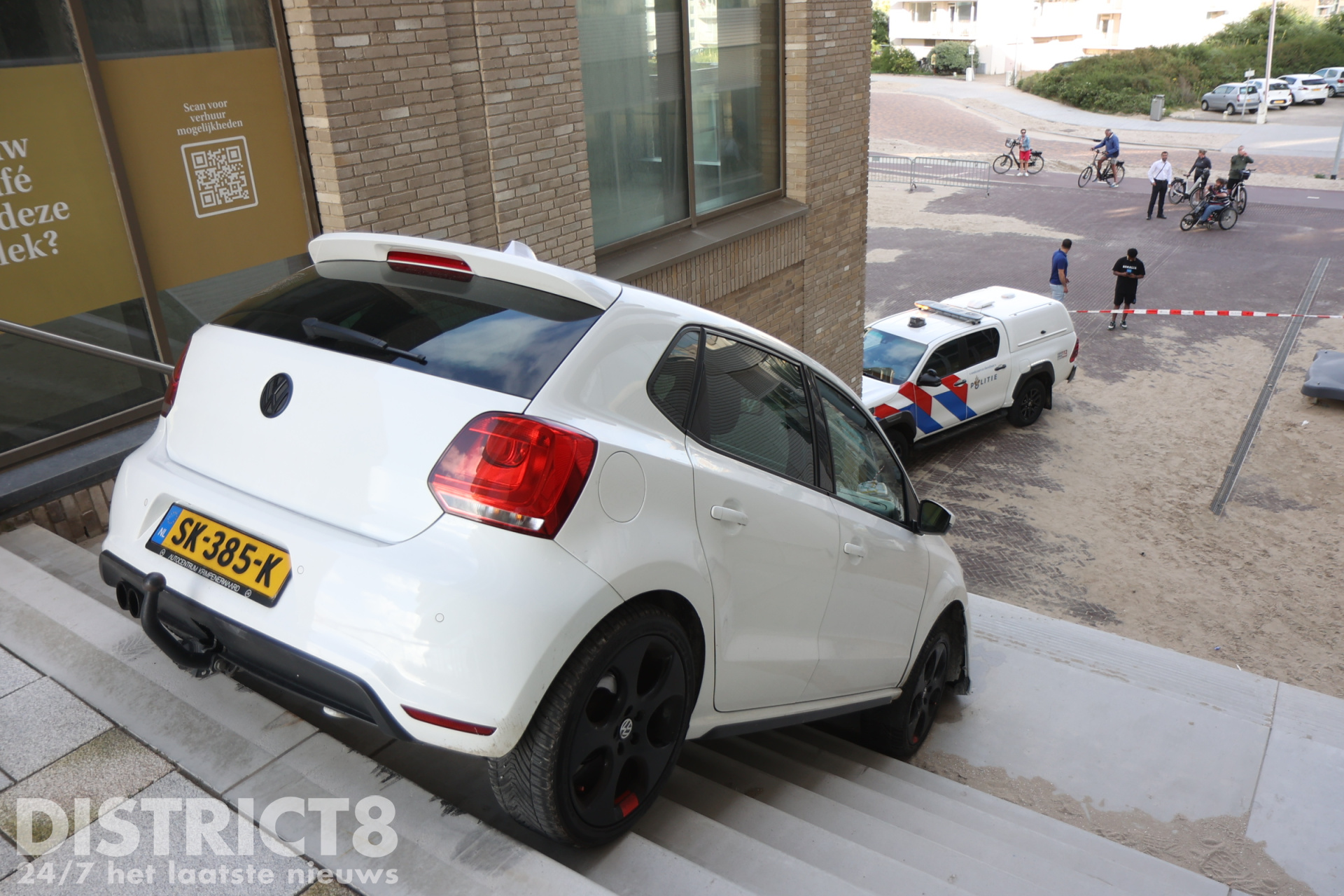 Een automobilist belandt na een fout op het Deltaplein Den Haag op de trap