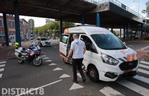 Dierenambulance beschadigd na kop-staartbotsing Binckhorstlaan Den Haag