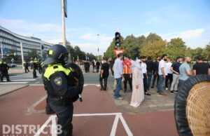 Mobiele eenheid ingezet wegens onrust tijdens Pegida demonstratie Prinsessegracht Den Haag
